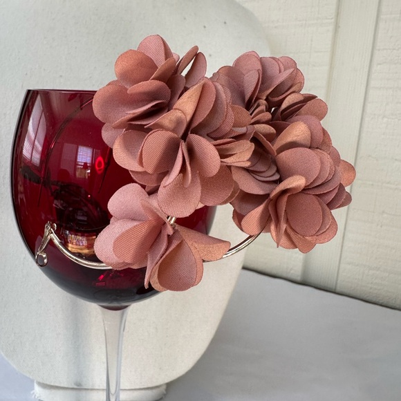 Large hoops with clusters of mauve fabric flowers - Picture 2 of 7